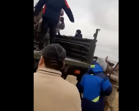 Des citoyens du Kazakhstan détiennent des militaires alors que de violentes manifestations antigouvernementales continuent de secouer le pays.